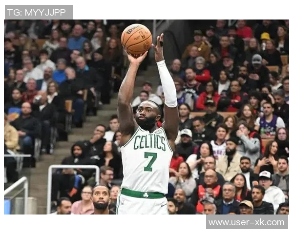 杰伦布朗表现稳定但未能带领球队获胜18投9中斩获25分6篮板4助攻